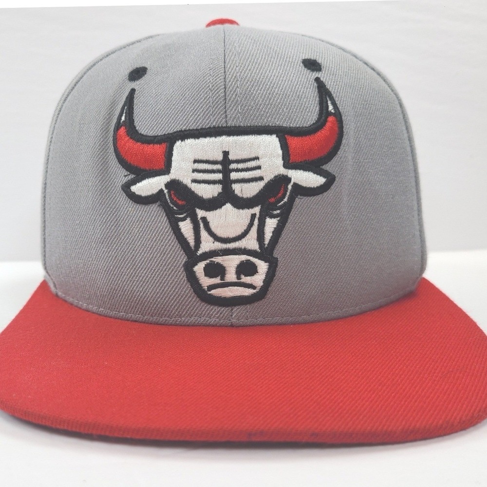 Chicago Bulls Snapback Hat Men Gray Red Mitchell & Ness Basketball Team NBA Wool